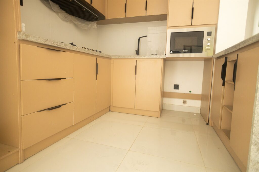 Brum Height 4: L-shaped fitted kitchen with wood-tone cabinetry